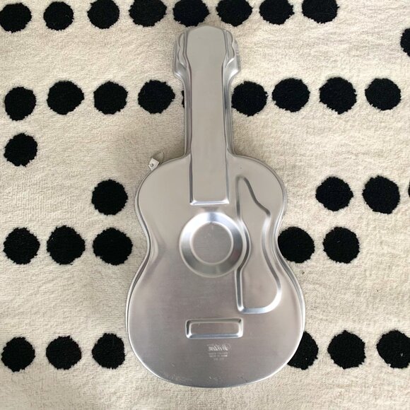 Vintage 70s Wilton Cake Pan Guitar 3-D Shaped Mold 502-925 Music Retro Baking - Picture 1 of 6